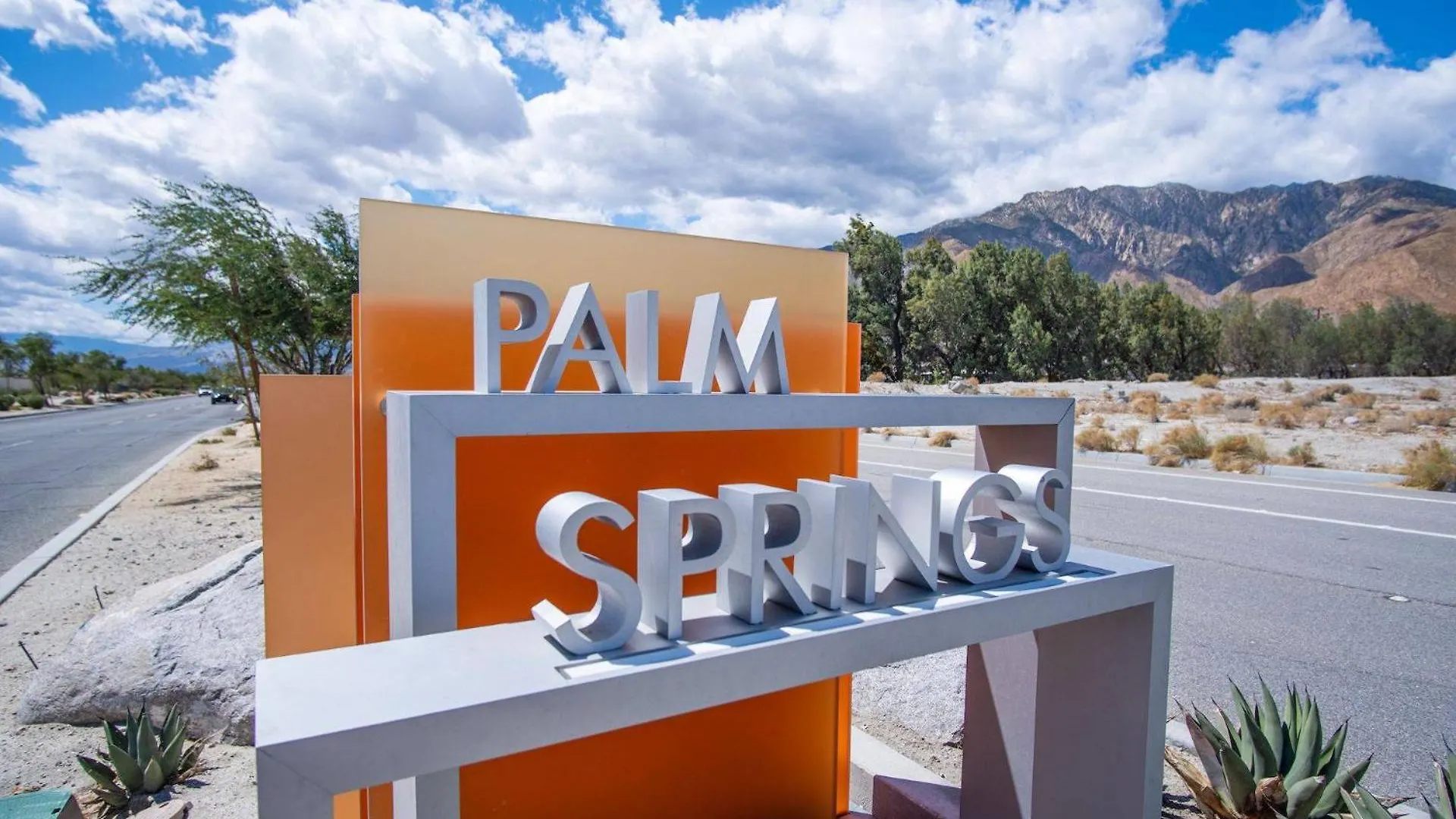 *Condo - 490 E Via Ensenada Cir, 92264 Palm Springs 0*,
