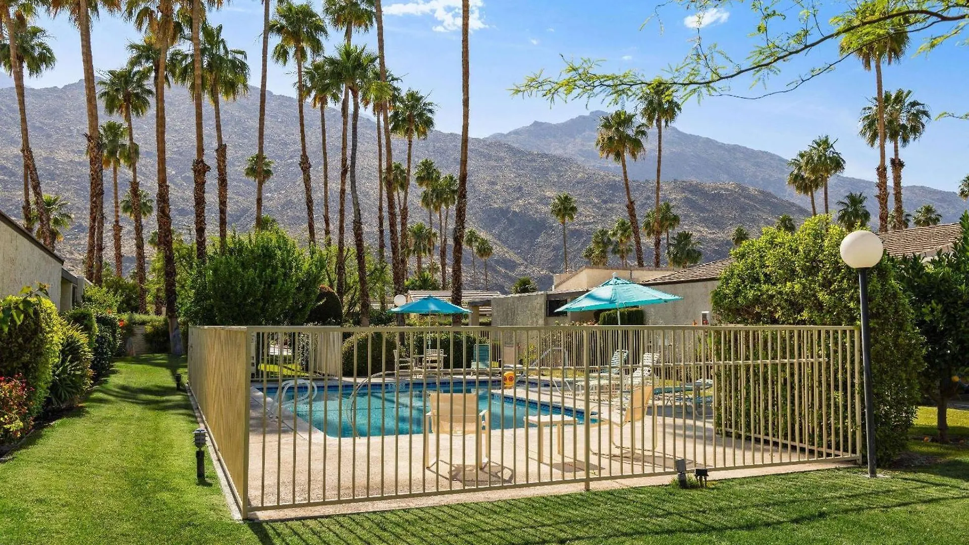*Condo - 490 E Via Ensenada Cir, 92264 Palm Springs Holiday home